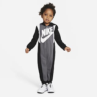 bebe con ropa nike