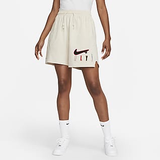 Nike Swoosh Fly Standard Issue Shorts til kvinder