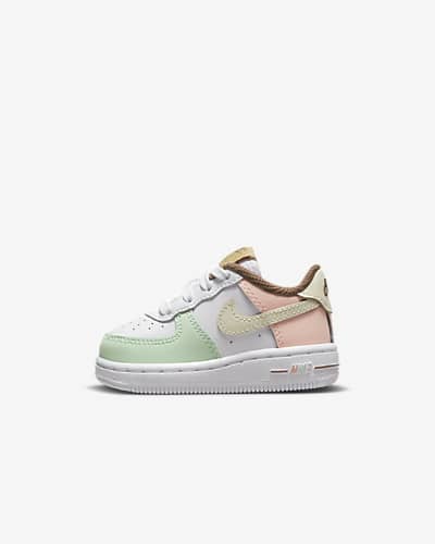 White Air Force 1 Low Top Shoes. Nike.com
