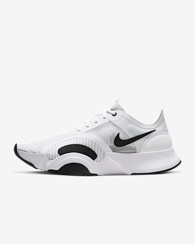 nike mid top training shoes