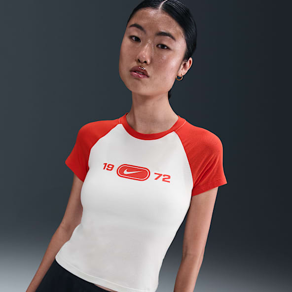 Nike Sportswear Chill Knit เสื้อยืดทรงเข้ารูปมีกราฟิกผู้หญิง