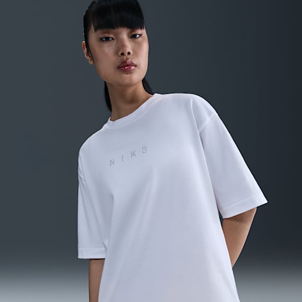 Nike Sportswear เสื้อยืดแขนสั้นขนาดโอเวอร์ไซส์ผู้หญิง