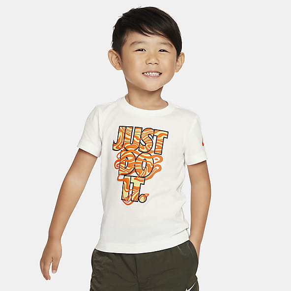 https://static.nike.com/a/images/c_limit,w_592,f_auto/t_product_v1/2e06af3b-56e3-4cda-99eb-6d271a531059/just-do-it-toddler-graphic-t-shirt-2Hxmc4.png