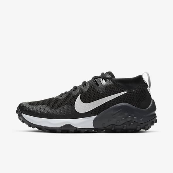 all black nike running shoes