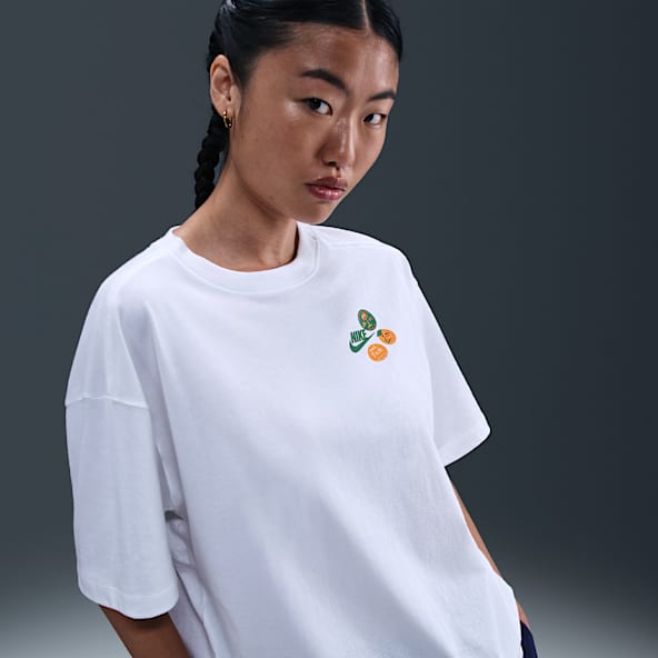 Nike Sportswear เสื้อยืดกราฟิกแขนสั้นขนาดโอเวอร์ไซส์ผู้หญิง