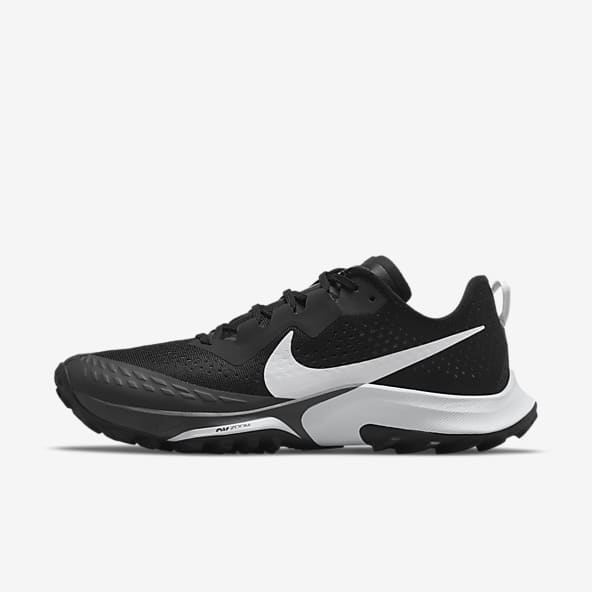 all black nike running shoes