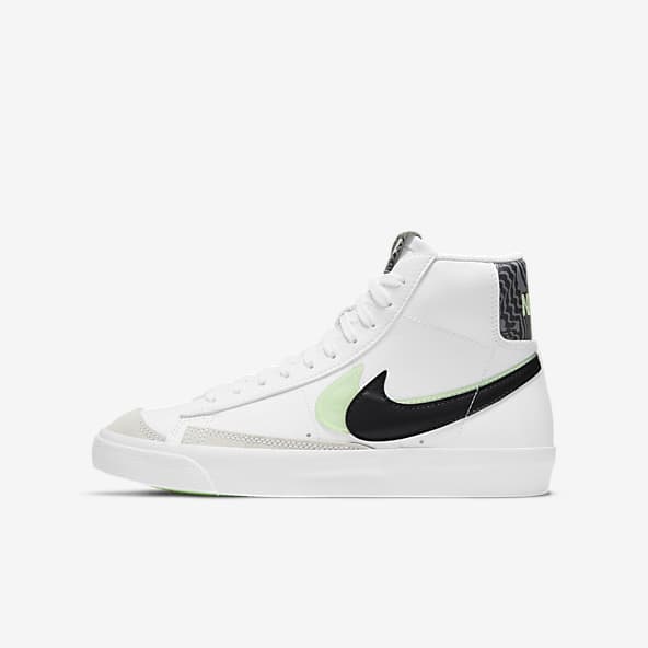 girls black and white nike sneakers