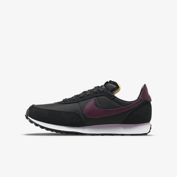 girls black nike sneakers