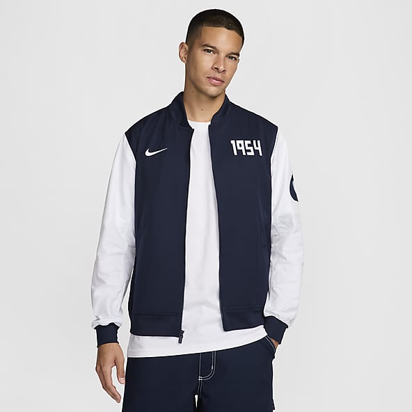 Pumas UNAM Sport Essentials Chamarra bomber de fútbol Nike de tejido Woven y sin forro para hombre