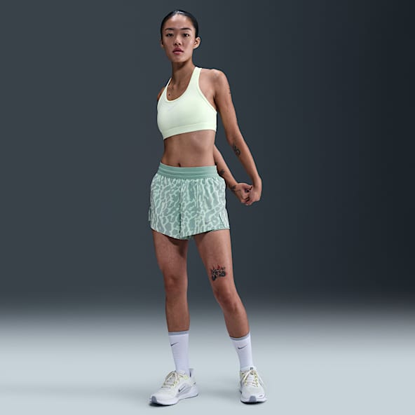 Nike Swift กางเกงวิ่งขาสั้นเอวปานกลางพิมพ์ลายแบบ 2-in-1 ผู้หญิง