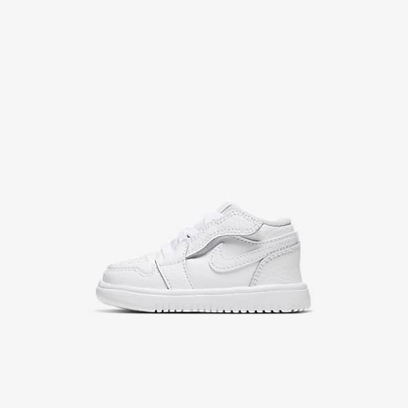 white infant nike trainers
