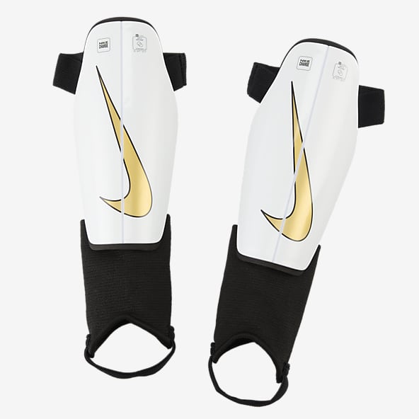 Canilleras espinilleras de futbol para soccer blanco y negro con calcetines  NEW 
