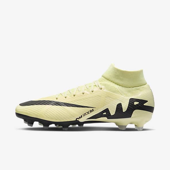 Voetbalschoenen voor kunstgras. Nike BE