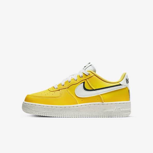 A pie Perfecto Misterio Yellow Air Force 1 Shoes. Nike CA