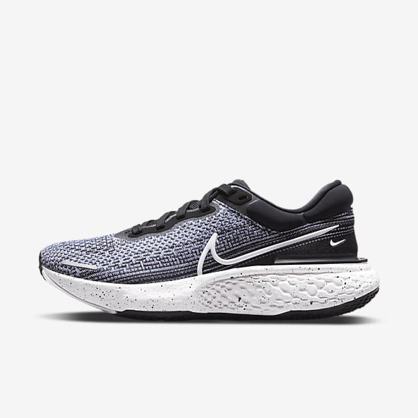 white nike flyknit running shoes