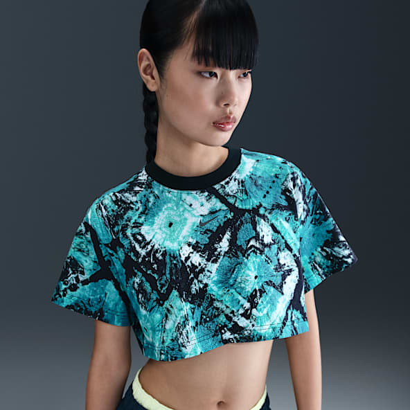 Nike Women's Artist Collection เสื้อยืดกราฟิกเอวลอยทรงโอเวอร์ไซส์ผู้หญิง