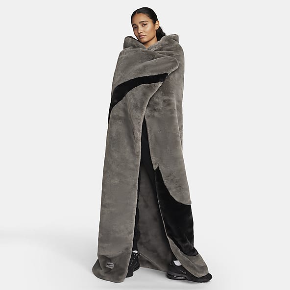 https://static.nike.com/a/images/c_limit,w_592,f_auto/t_product_v1/a7ed8743-1d16-47ee-af56-bff5283ed550/sportswear-faux-fur-blanket-JHShF1.png