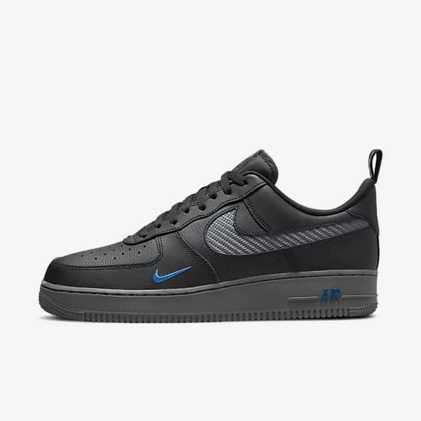 Hervat zeven een Air Force 1 sneakers. Nike BE