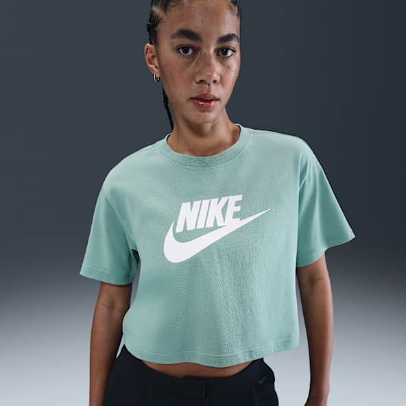 Nike Sportswear Essential Playera cropped con logotipo para mujer