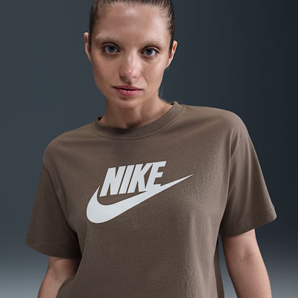 Nike Sportswear Essential Playera cropped con logotipo para mujer