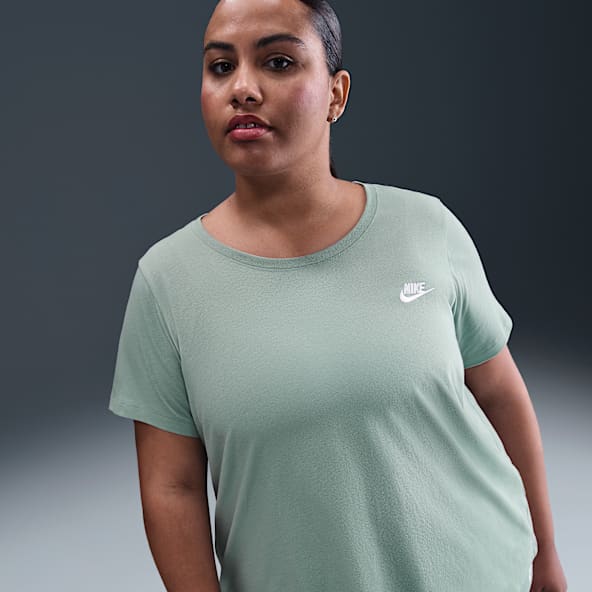 Nike Sportswear Club Essentials Women's T-Shirt (Plus Size)
