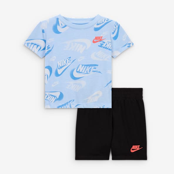 Nike Sportswear Conjunto de playera estampada y shorts de tejido French terry Baby On the Move