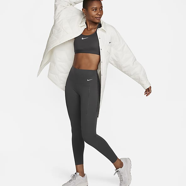 Leggings 7/8 de tiro alto y sujeción media con bolsillos para mujer (talla  grande) Nike Universa