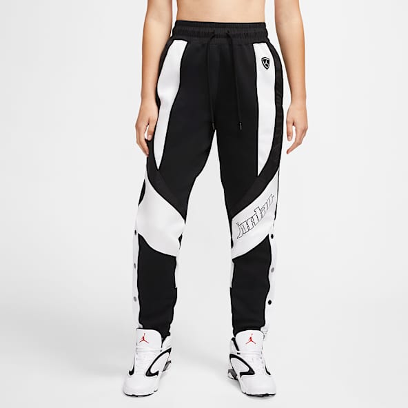nike trend fleece loose fit cuffed sweatpants in blac