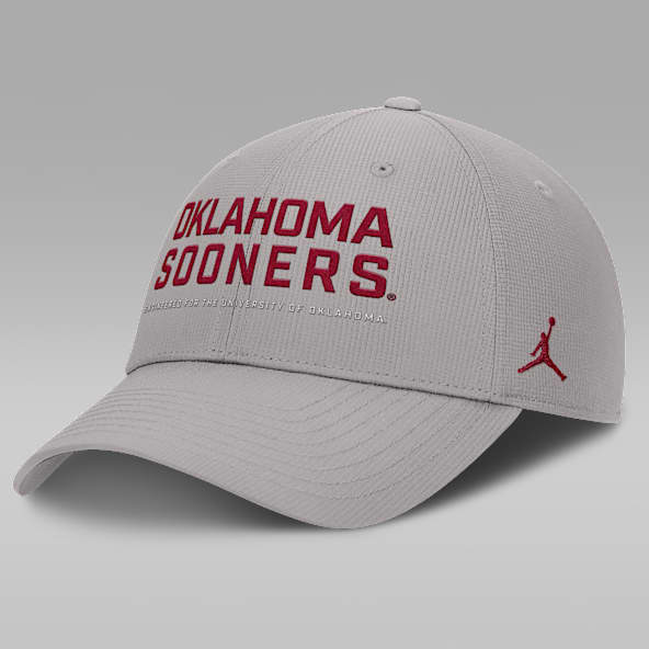 Oklahoma On-Field Club Gameday Gorra universitaria marca Jordan Dri-FIT ajustable para hombre