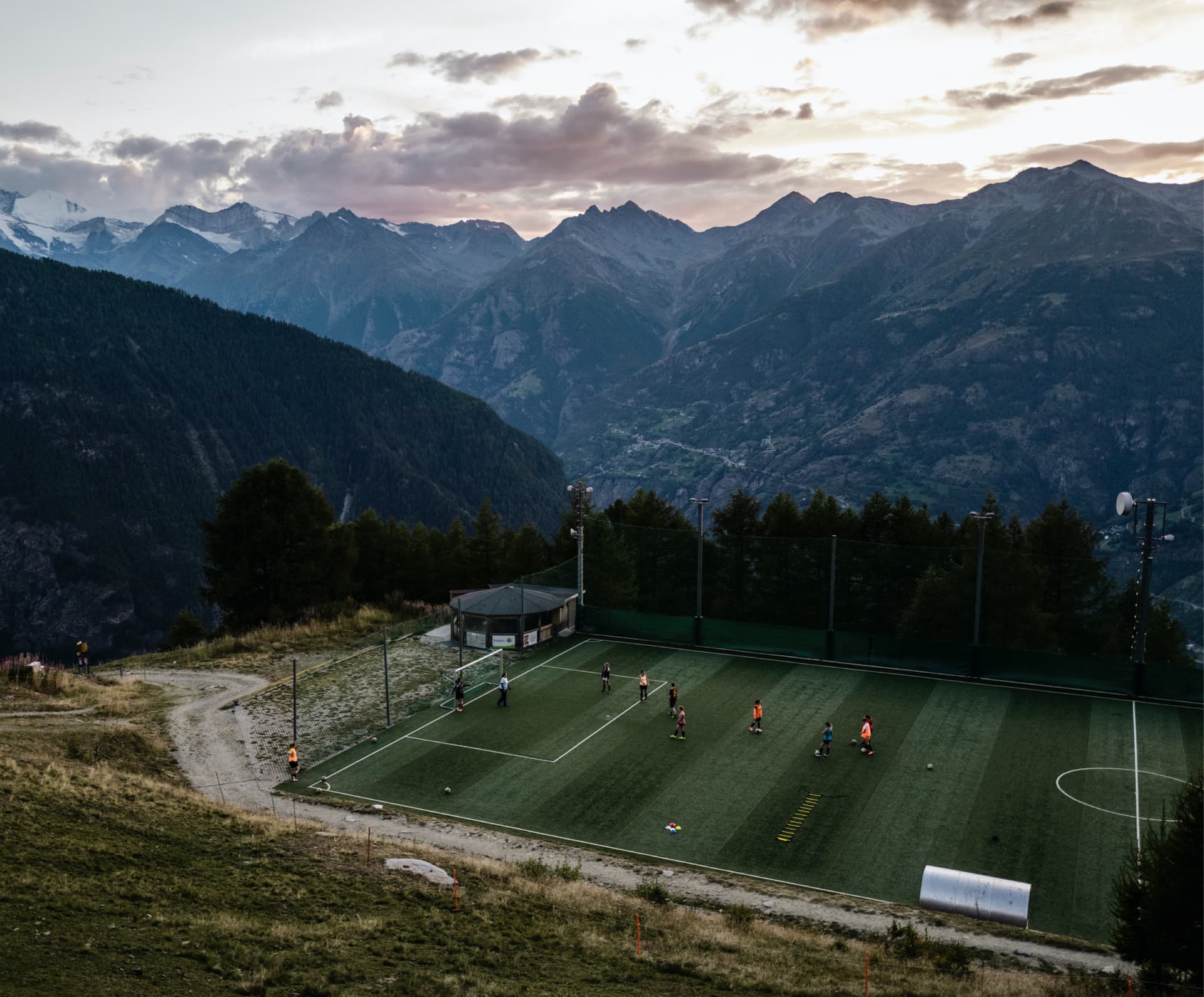 https://static.nike.com/a/images/f_auto%2Ccs_srgb/w_1920%2Cc_limit/be073fd8-7445-45c0-a782-313ce20b3a8b/play-soccer-at-the-highest-level-on-this-elevated-field-in-the-swiss-alps.jpg