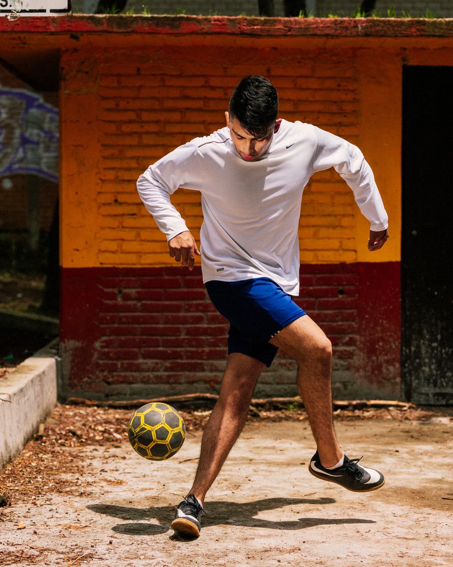 Alan Landeros, futbolista de Ciudad de México, perfecciona sus Nike ES