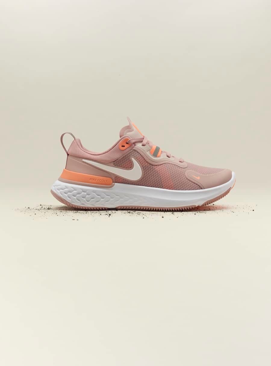 In zes eenvoudige schoenen Nike NL