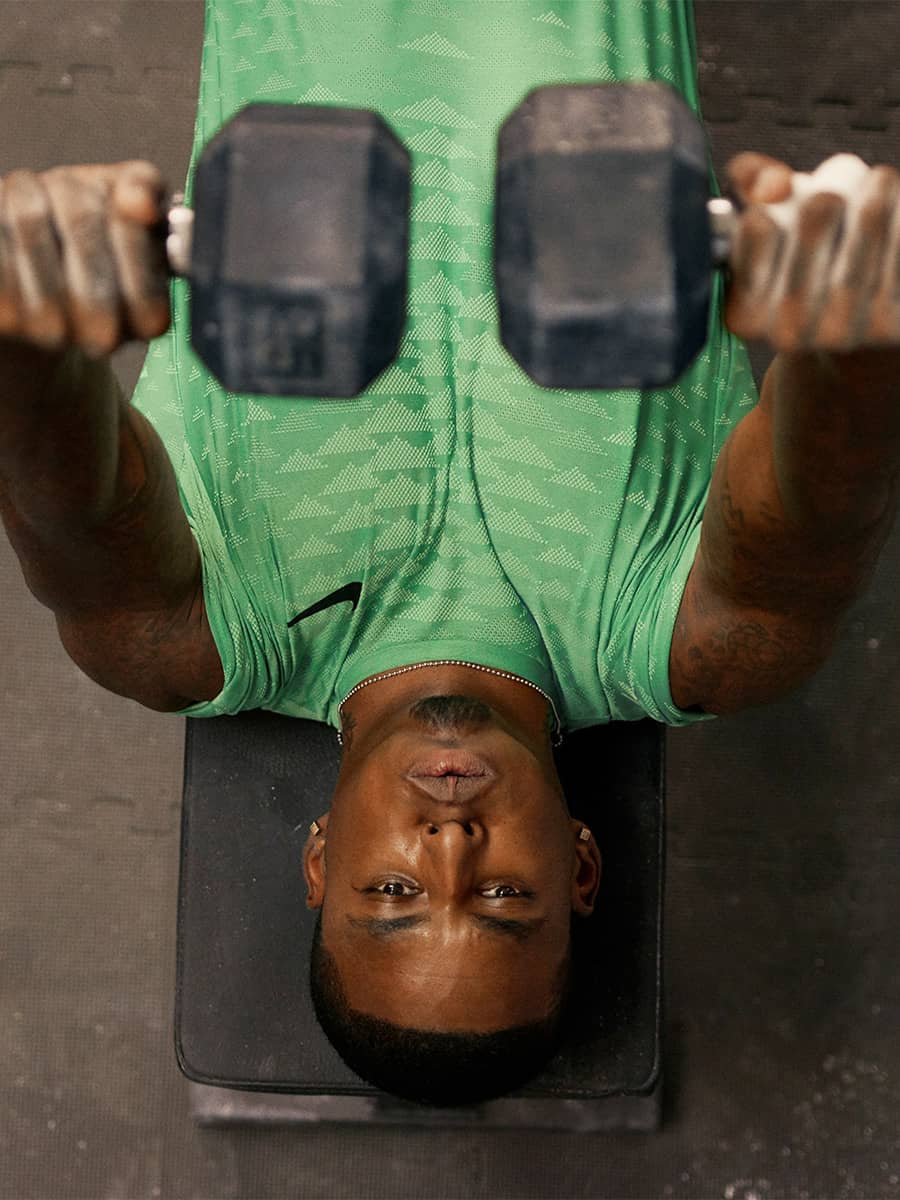 Qué músculos se trabajan en el de banco?. Nike