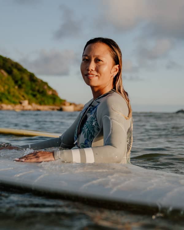 Mujeres surfistas haciendo olas en Hainan . Nike