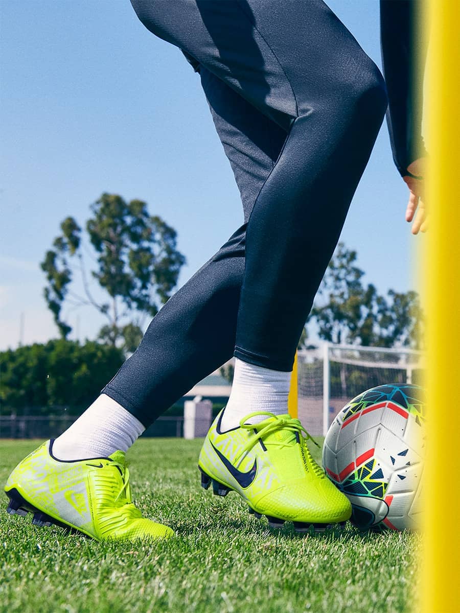 Misterio Moviente Orgulloso Cuál debería de ser el ajuste del calzado de fútbol?. Nike