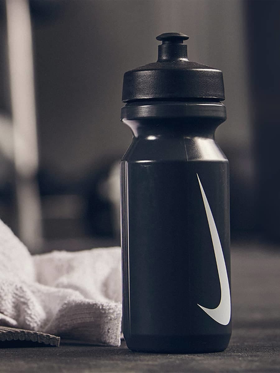 Iedereen voetstappen afdeling Helpt zout water je te hydrateren na je work-out?. Nike BE