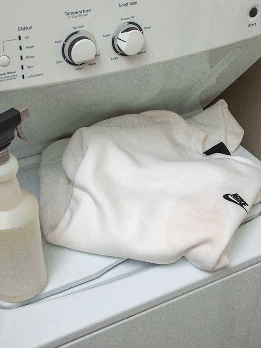 limpiar cama Irónico Cómo quitar manchas de las camisetas blancas. Nike ES