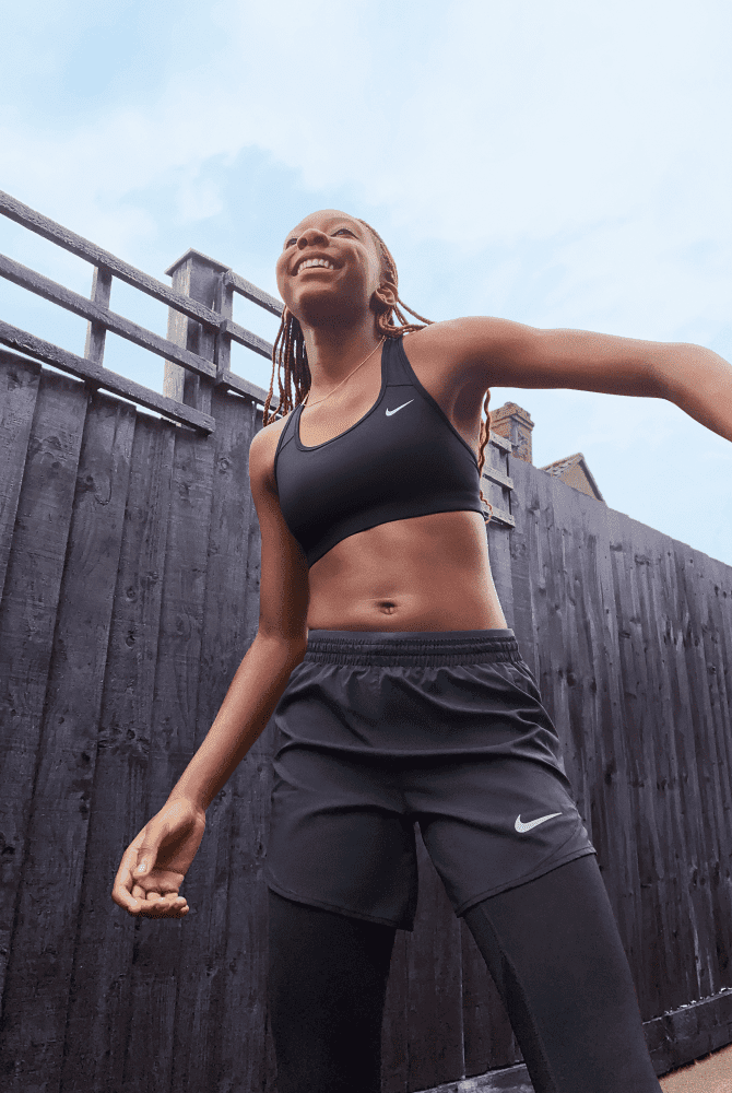 Die Unterschiede zwischen Sport-BHs für Mädchen und Damen. Nike BE