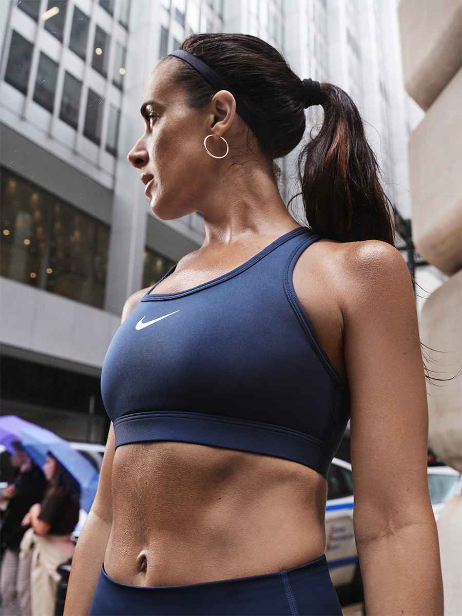 Nikeおすすめのピンクのスポーツブラを今すぐチェック.オンライン