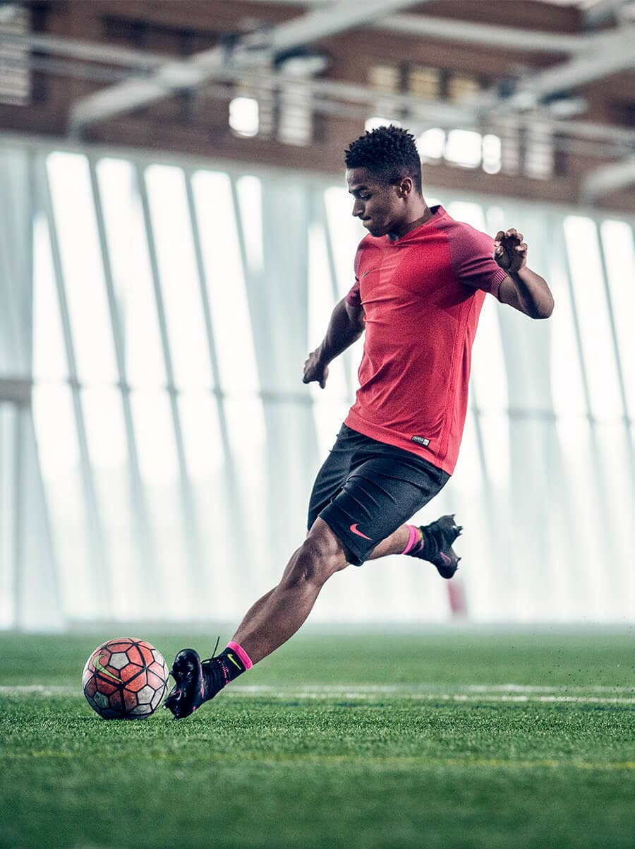 Cómo elegir el calzado de fútbol para cancha cubierta adecuado para ti. Nike  UY