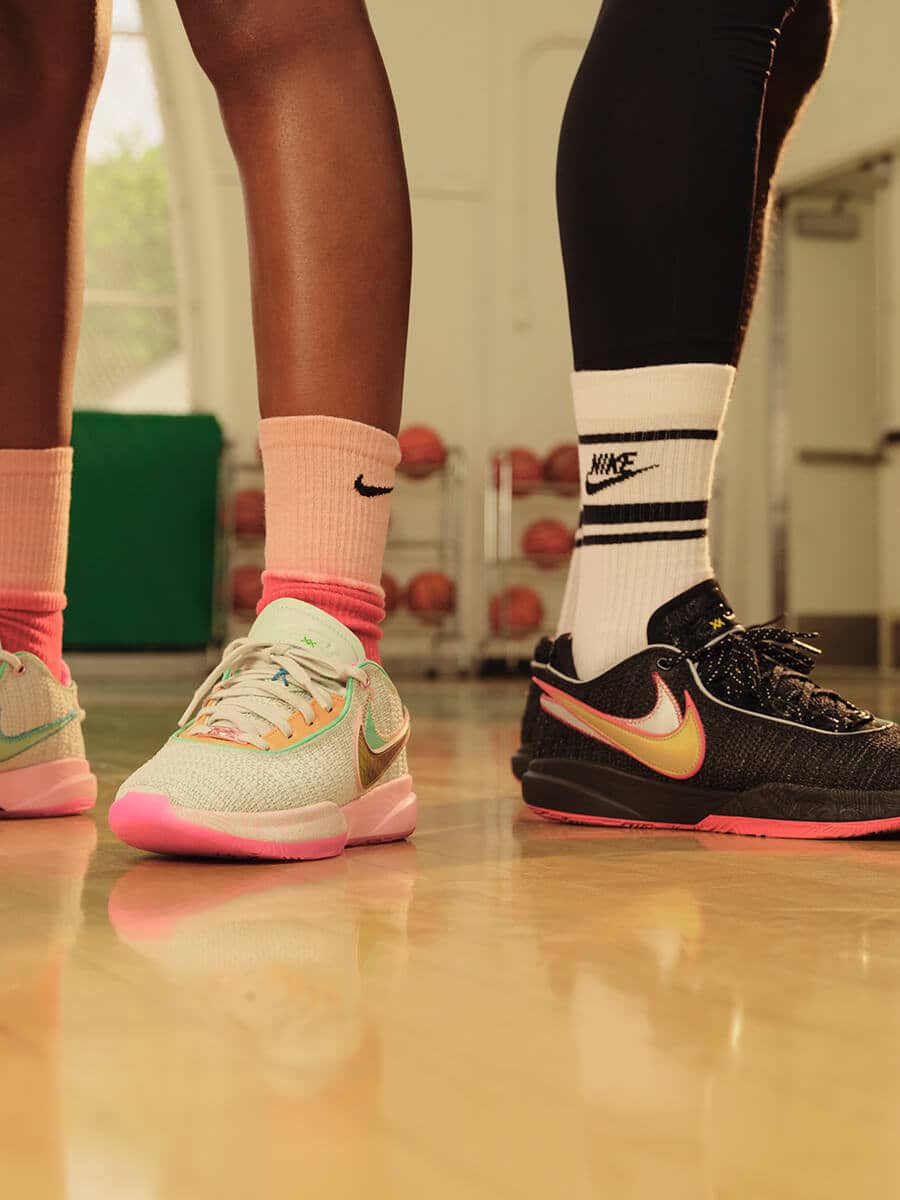 los calcetines Nike confeccionados con materiales Nike ES