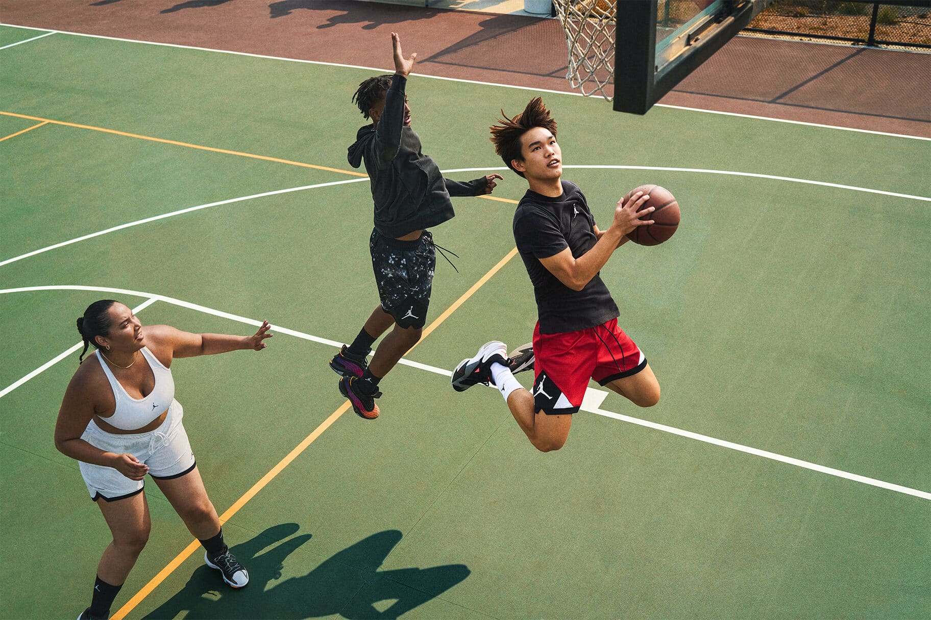 Practica ejercicios para driblar antes de jugar básquetbol. Nike MX