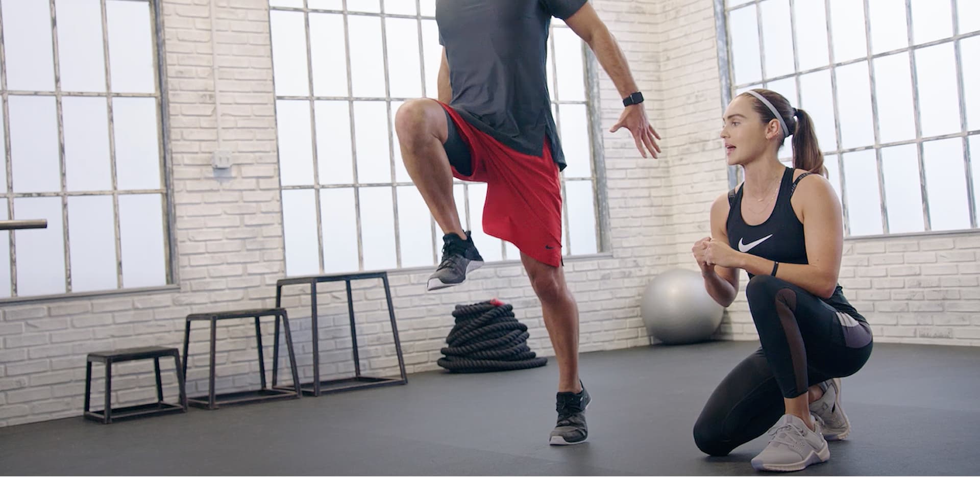 Trois exercices de fentes pour renforcer les jambes. Nike CH