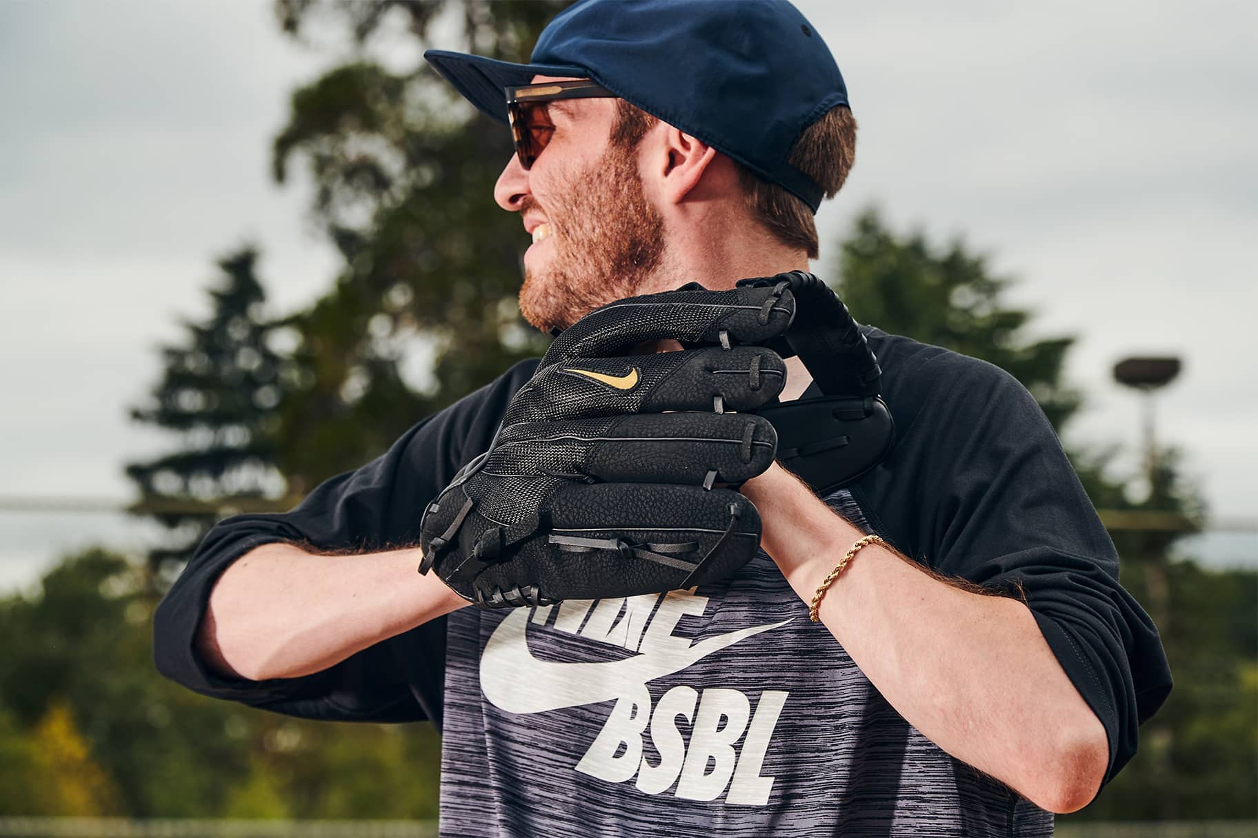 Barry Escultor líder Cómo amoldar un guante de béisbol. Nike