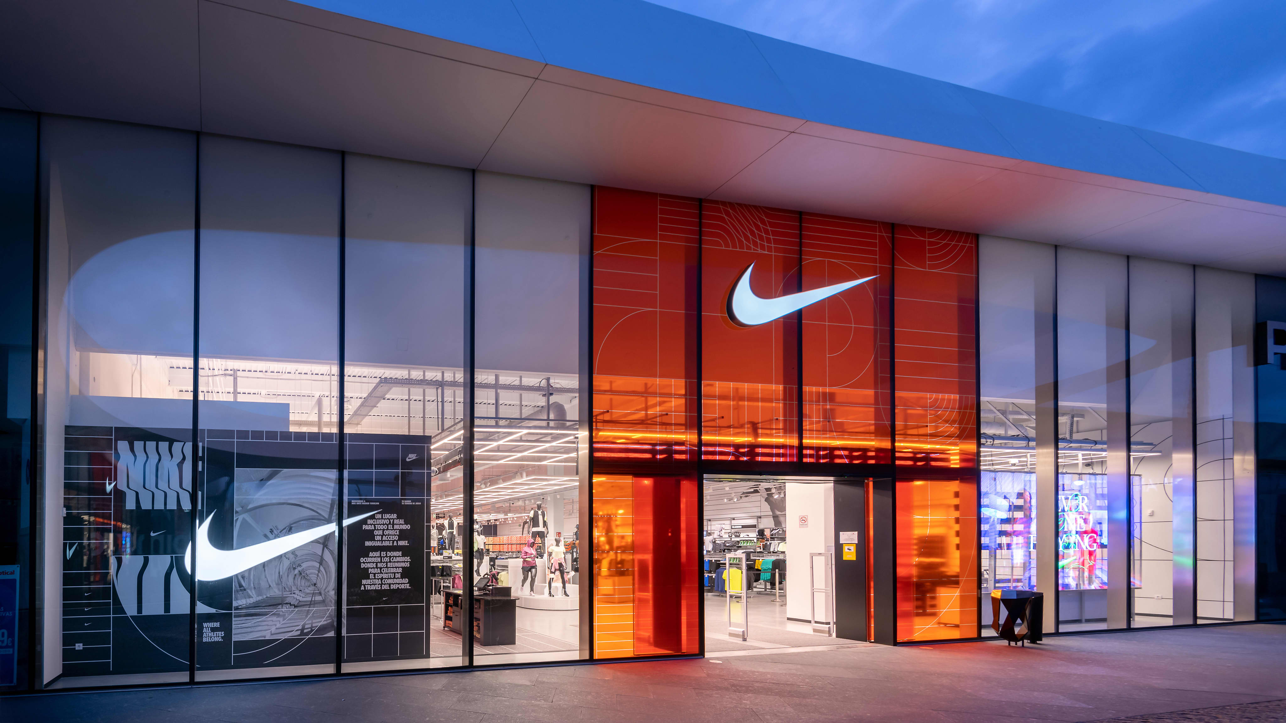 interior Almacén Al por menor Nike Stores in Spain. Nike.com XL
