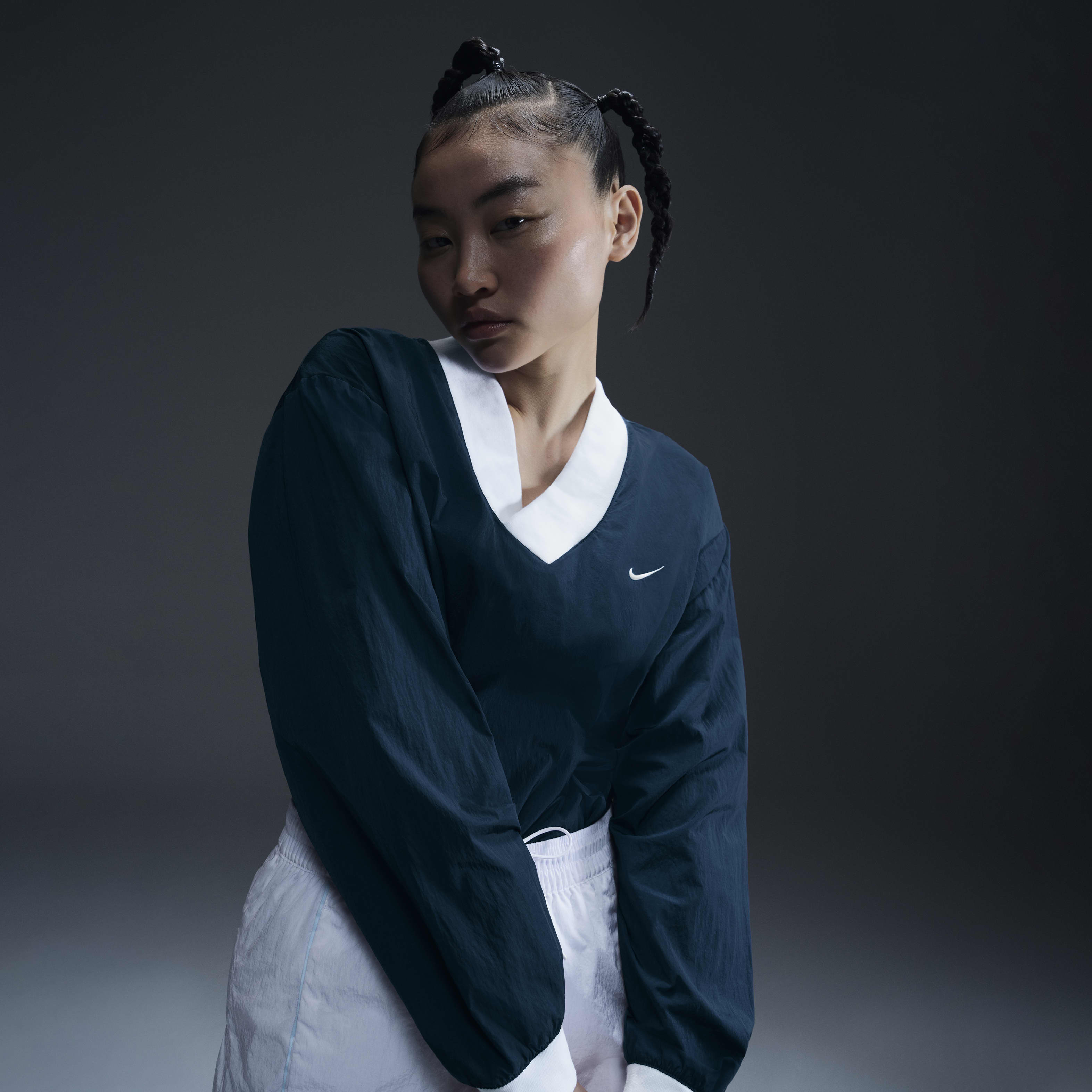 Camisola com decote em V folgada e entrançada de manga comprida UV Nike Sportswear Essential para mulher