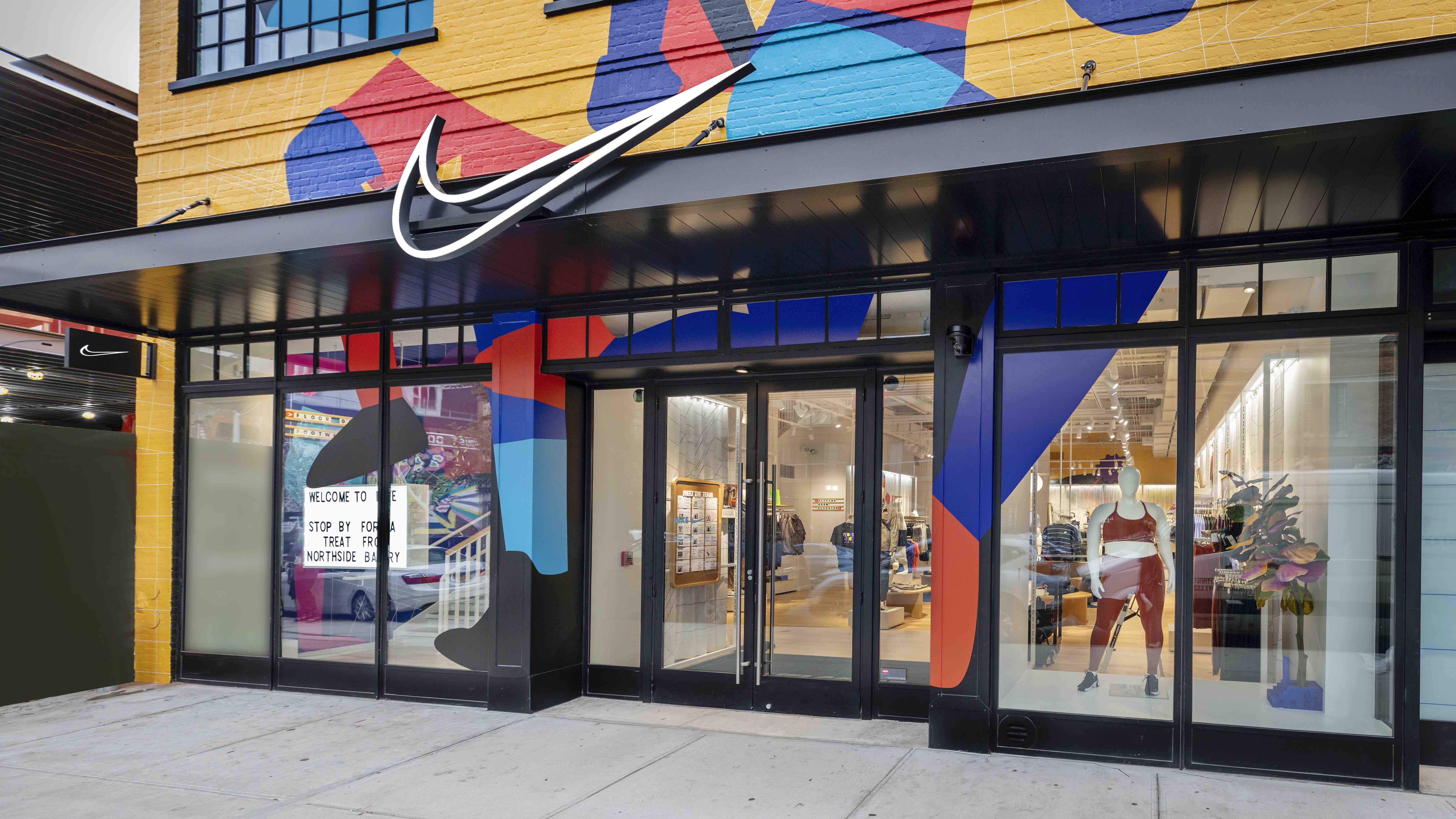 Pasto Disparates Mono Nike by Williamsburg. Brooklyn, USA. Nike.com IL
