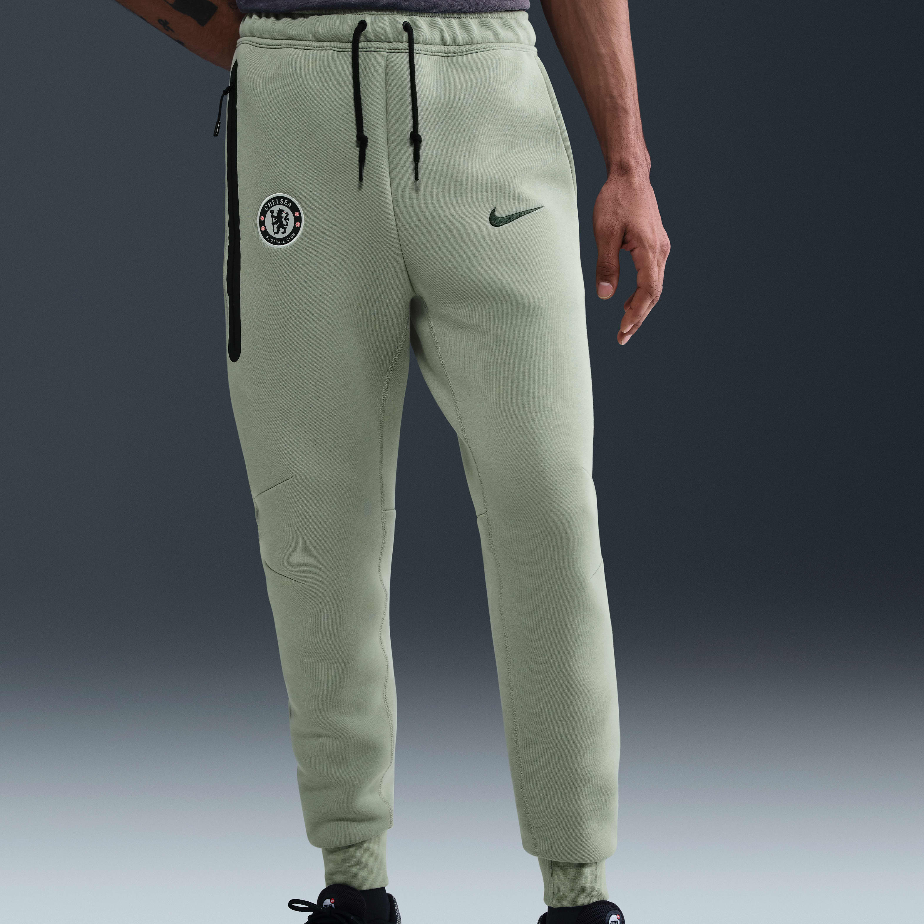 Chelsea FC Tech Men's Nike Soccer Fleece Joggers