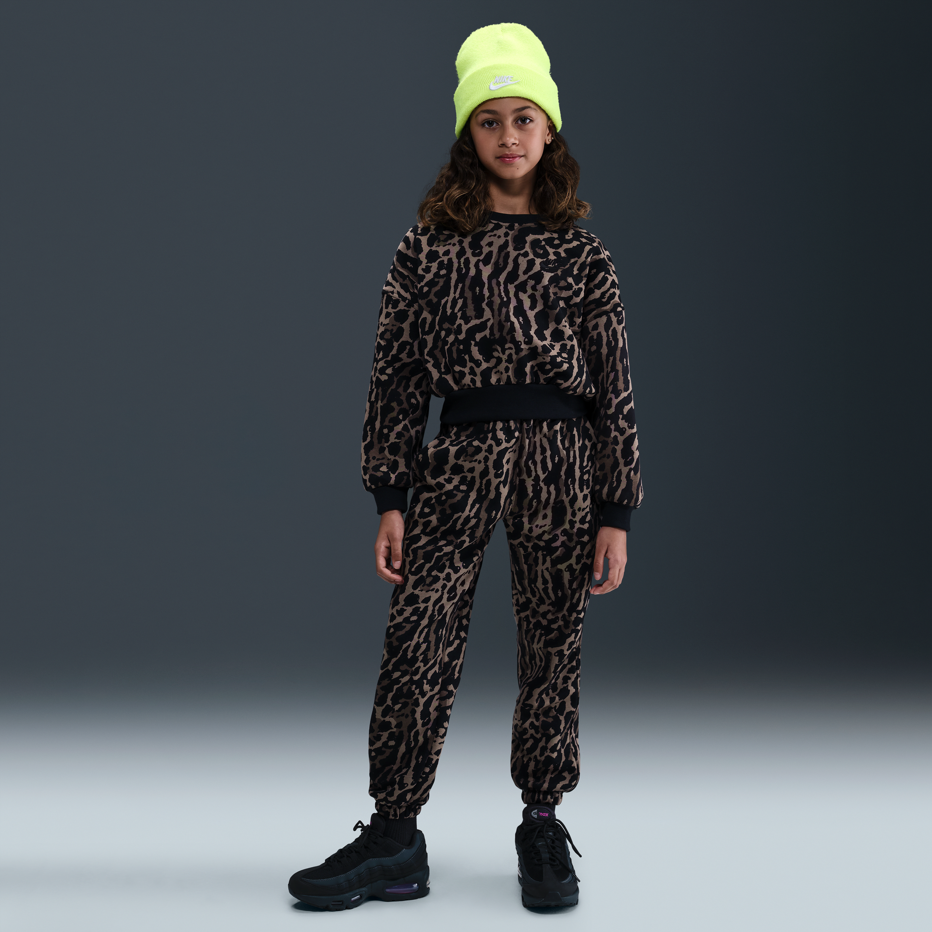 Nike Sportswear Club Fleece Big Kids' (Girls') Boxy Printed Crewneck Sweatshirt