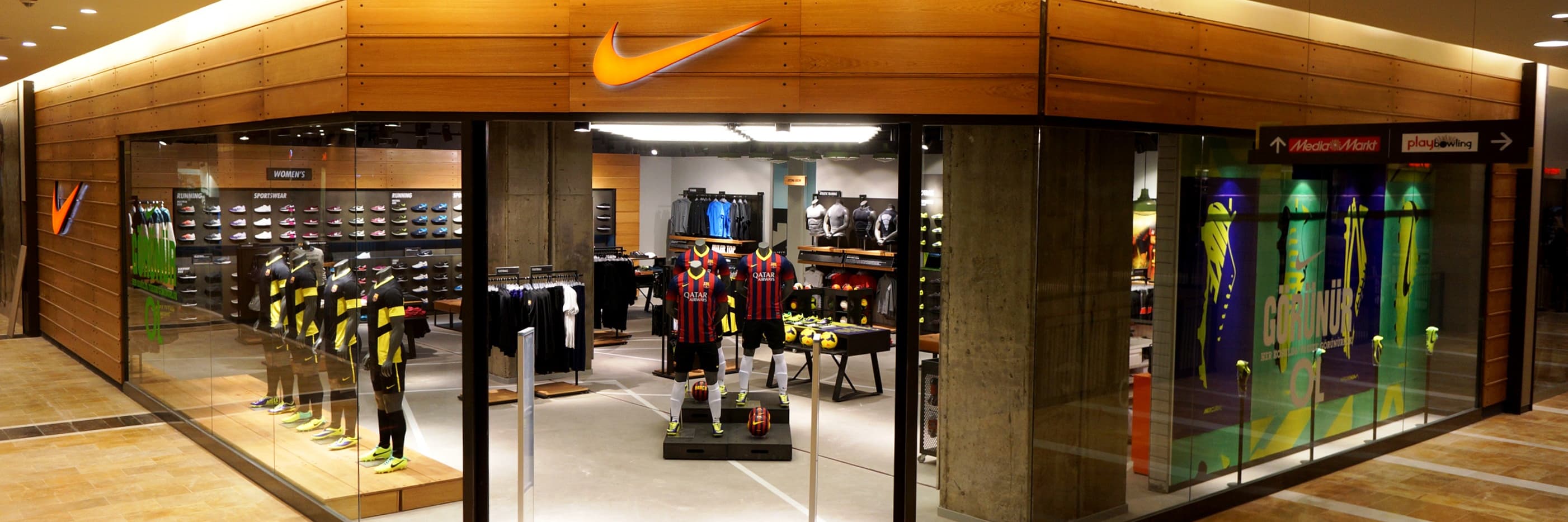 Найк турция сайт. Nike магазин. Найк Турция. Магазин Nike в Турции. Nike Istanbul Istiklal.